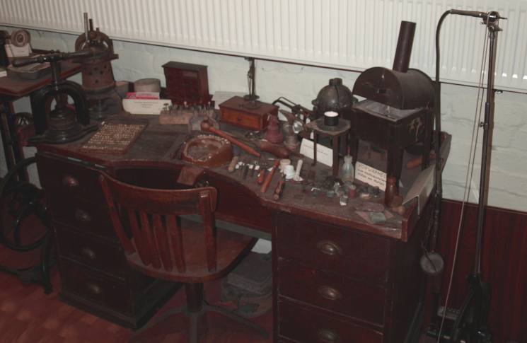 Der Arbeitsplatz von Hinrich Stemmann, der Beginn der Dentalsammlung Stemmann