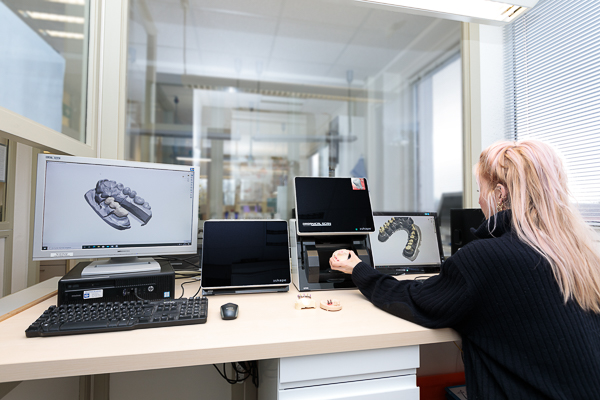 CAD-Dental: Konstruieren von gefrästen Zirkonkappen CAD-Dental: Konstruieren von gefrästen Zirkonkappen
